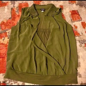 ADORABLE 12 / L TORRID 0 GREEN SILKY BLOUSE OVER BUILT IN CAMI & BEADED COLLAR